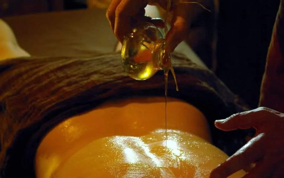 Detalle de aceites y elementos herbales de la tradición ayurvédica