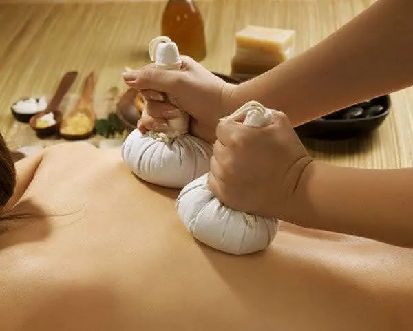 Terapia Pinda Sweda con bolsas herbales de tela